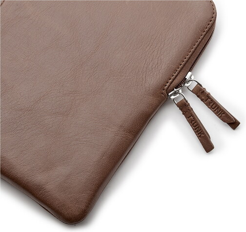 Trunk-Leder-Sleeve-MB-Air-13-ab-2018-MB-Pro-13-2016-2022-mit-USB-C-Braun-04.jpg