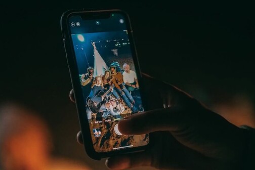 Kamera-App im Nachtmodus nimmt Gruppenfoto auf