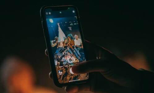 Kamera-App im Nachtmodus nimmt Gruppenfoto auf