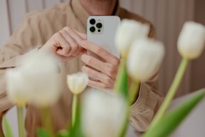 Mann fotografiert Tulpen mit dem iPhone