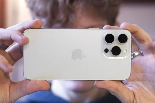 Die Kameras der iPhone Pro sind mit ProRAW ausgestattet. iPhone 15 Pro mit Triple-Kamera