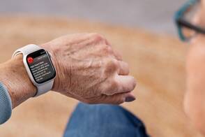 Apple Health auf der Apple Watch Eine Frau prüft ihre Herzgesundheit auf der Apple Watch