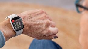 Eine Frau prüft ihre Herzgesundheit auf der Apple Watch