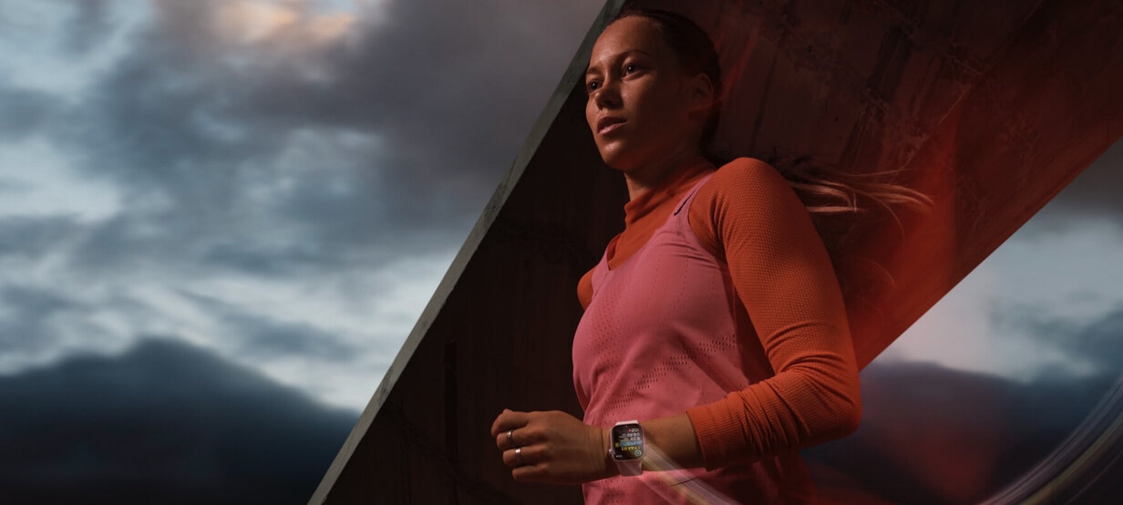 Frau beim Joggen mit Apple Watch S9