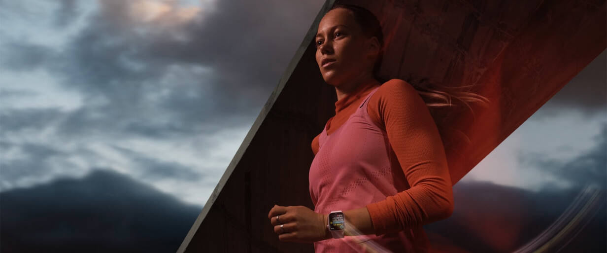 Fitness Tracking mit Apple Watch und Apple Health Frau beim Joggen mit Apple Watch S9