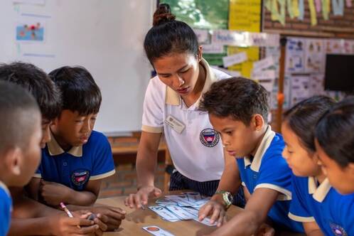 Lehrerin mit Kindern bei Smiling Gecko