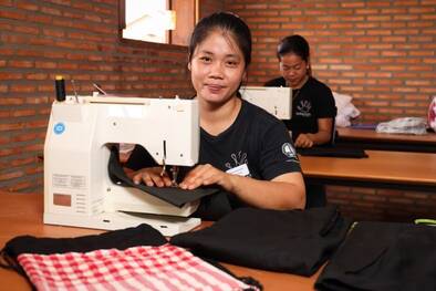 Eine Näherin bei Smiling Gecko