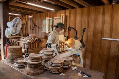 Werkstatt für Holzgeschirr bei Smiling Gecko Holzgeschirr fertigen bei Smiling Gecko
