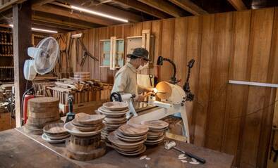 Holzgeschirr fertigen bei Smiling Gecko