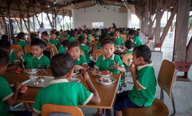 Kinder in der Mensa bei Smiling Gecko