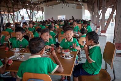 Kinder in der Mensa bei Smiling Gecko