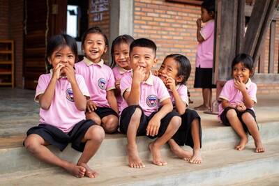 Kleine Kinder beim Naschen in Kambodscha