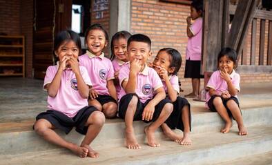 Kleine Kinder beim Naschen in Kambodscha