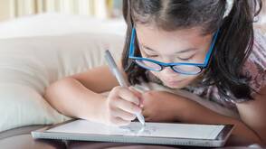 Kind beim Zeichnen auf dem iPad