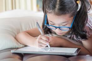 Blended Learning und Flipped Classroom verstehen Kind beim Zeichnen auf dem iPad