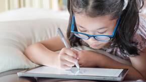 Kind beim Zeichnen auf dem iPad