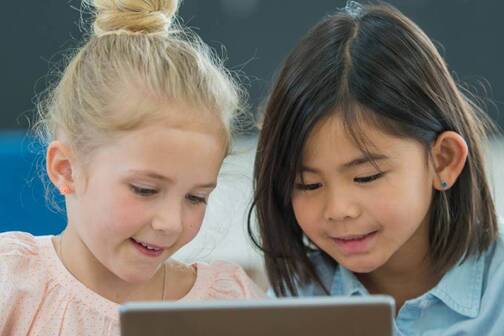 Flipped Classroom hilft im Schulunterricht Zwei Mädchen mit iPad in der Schule