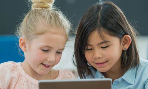 Zwei Mädchen mit iPad in der Schule