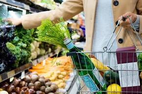Frau mit Einkaufskorb im Supermarkt