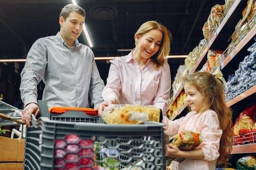 Familie beim Einkaufen im Supermarkt