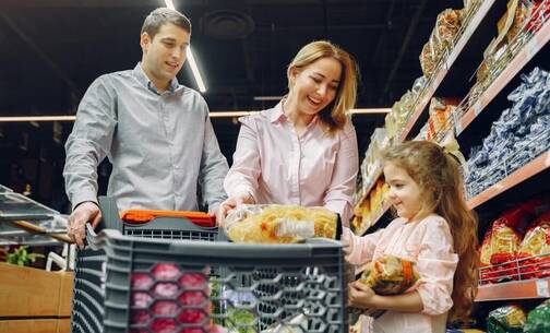 Mit der App CodeCheck etwas für die Gesundheit tun Familie beim Einkaufen im Supermarkt