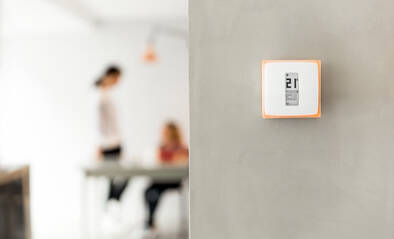 Raumthermostat von Netatmo an der Wand im Wohnzimmer