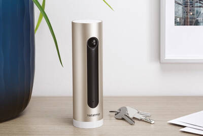 Webcam von Netatmo für Smart Home System Netatmo Webcam steht beim Eingang auf einem Möbel