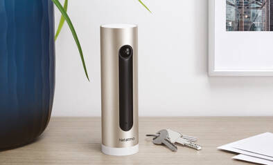 Netatmo Webcam steht beim Eingang auf einem Möbel