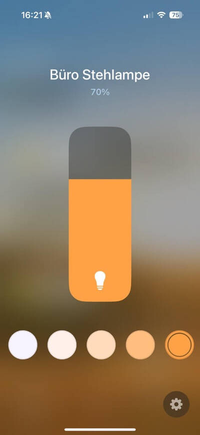 Dimmen geht einfach mit der Home App Screenshot von Home App mit smarter Büroleuchte