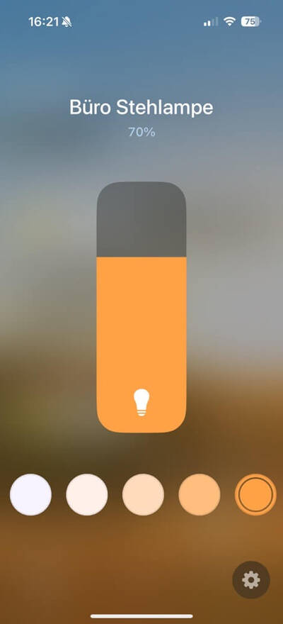 Dimmen geht einfach mit der Home App Screenshot von Home App mit smarter Büroleuchte