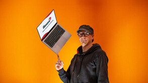 Martin Elliker von DQ Solutions hält ein MacBook