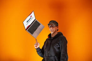 Martin Elliker von DQ Solutions im Interview Martin Elliker von DQ Solutions hält ein MacBook