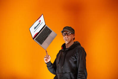 Martin Elliker von DQ Solutions im Interview Martin Elliker von DQ Solutions hält ein MacBook