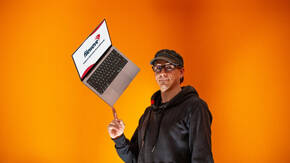 Martin Elliker von DQ Solutions hält ein MacBook