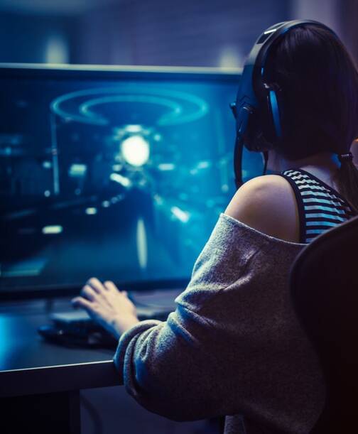 Gaming mit Apple Geräten Frau beim Gaming auf dem Mac