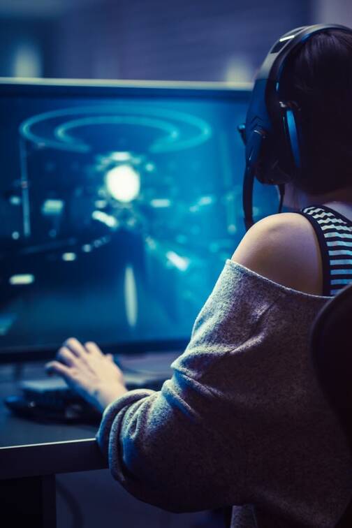 Gaming mit Apple Geräten Frau beim Gaming auf dem Mac
