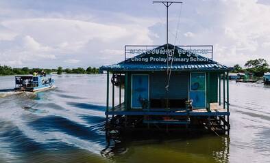 Schwimmende Schule in Kambodscha