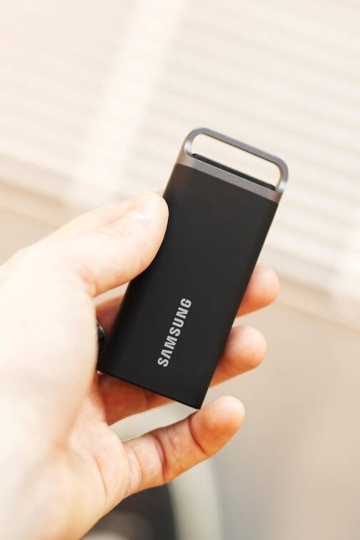 Die externe Festplatte T5 Evo mit Bügel Handlich und praktisch ist die Samsung SSD T5 Evo