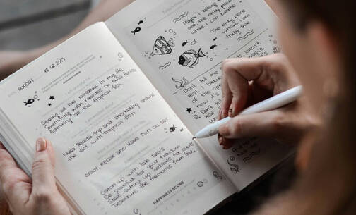 Eine junge Frau schreibt Tagebuch Mit Journaling Momente festhalten und reflektieren