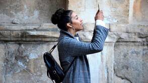 Fotografieren für das digitale Journaling Eine junge Frau nimmt unterwegs ein Foto auf für ihr Tagebuch