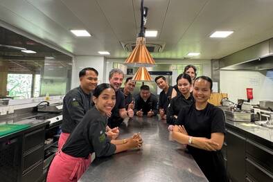 Tom und Nadine in der Küche des Farmhouse Resort Smiling Gecko Farmhouse Resort Küchenpersonal