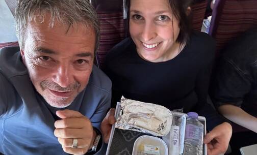 Im Flugzeug – Tom und Nadine beim Essen Tom und Nadine unterwegs nach Kambodscha