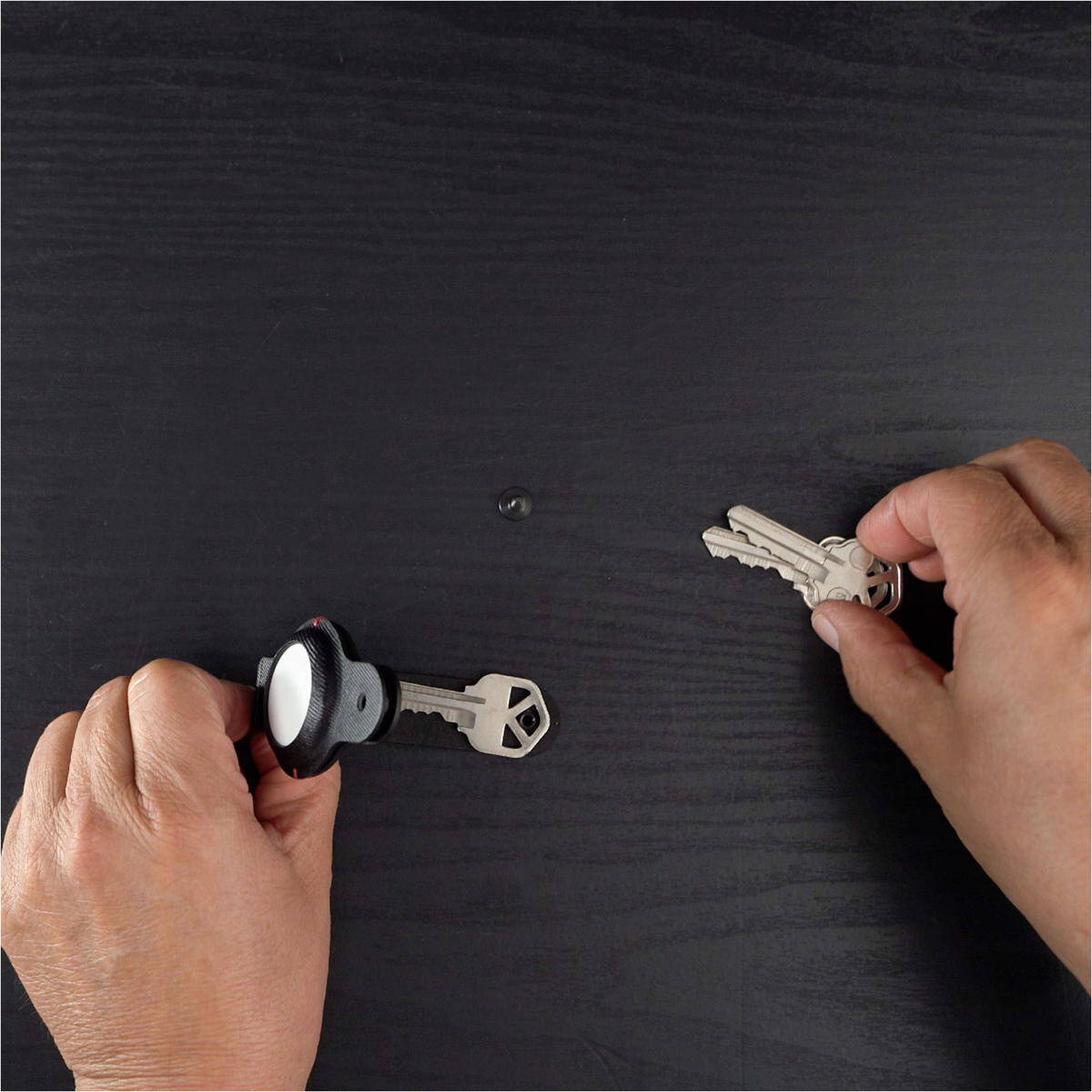 KeySmart-Air-Leather-Ortungstracker-Schwarz-08.jpg