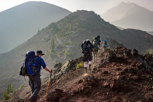 Komoot hält Routen zum Wandern auf der ganzen Welt bereit Eine Gruppe von Wanderern auf Bergtour