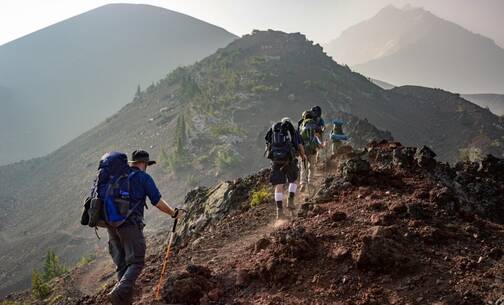 Komoot hält Routen zum Wandern auf der ganzen Welt bereit Eine Gruppe von Wanderern auf Bergtour