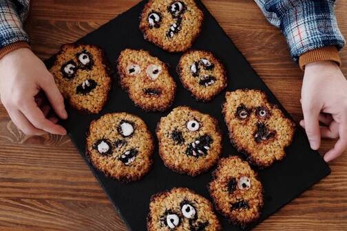 Cookies mit Gesichtern auf einem Blech
