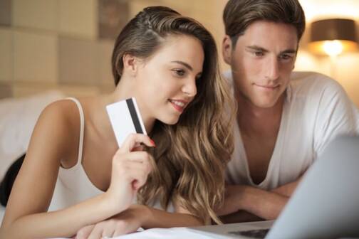 In vielen Online-Shops werden Third-Party-Cookies eingesetzt. Ein Paar beim Online-Shopping