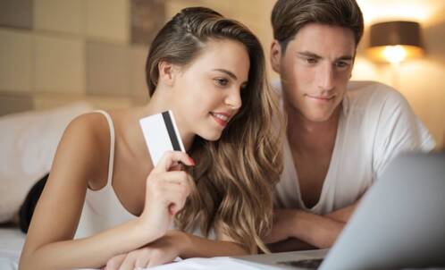 Ein Paar beim Online-Shopping