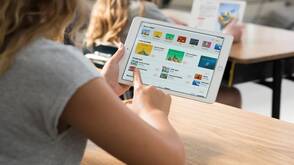 Mädchen tippt Apps an auf dem iPad in der Schule