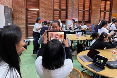 Lehrpersonen aus Kambodscha fotografieren mit iPad